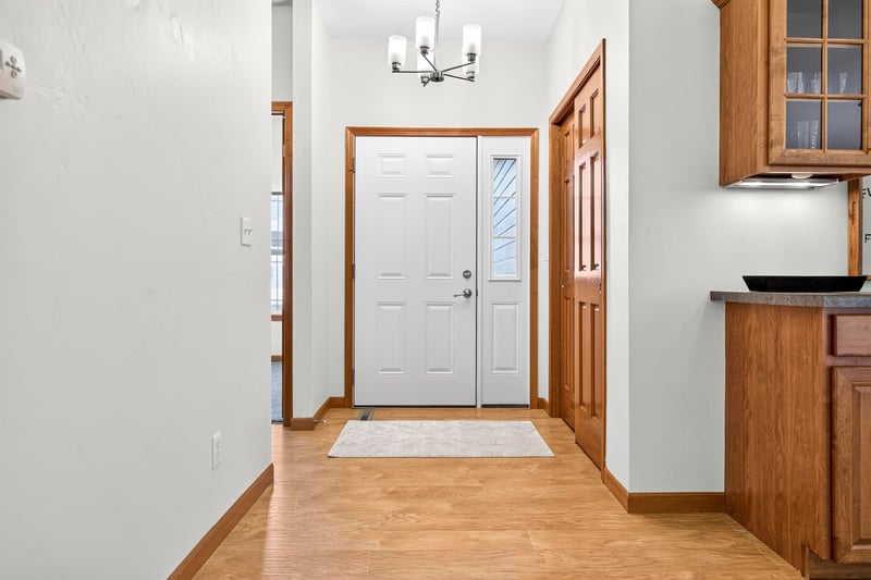 1717 Oak Hollow Ln, Neenah, WI 54956