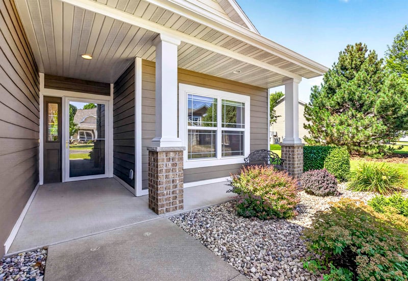 1717 Oak Hollow Ln, Neenah, WI 54956