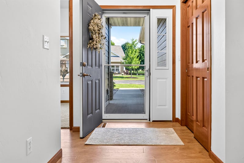 1717 Oak Hollow Ln, Neenah, WI 54956