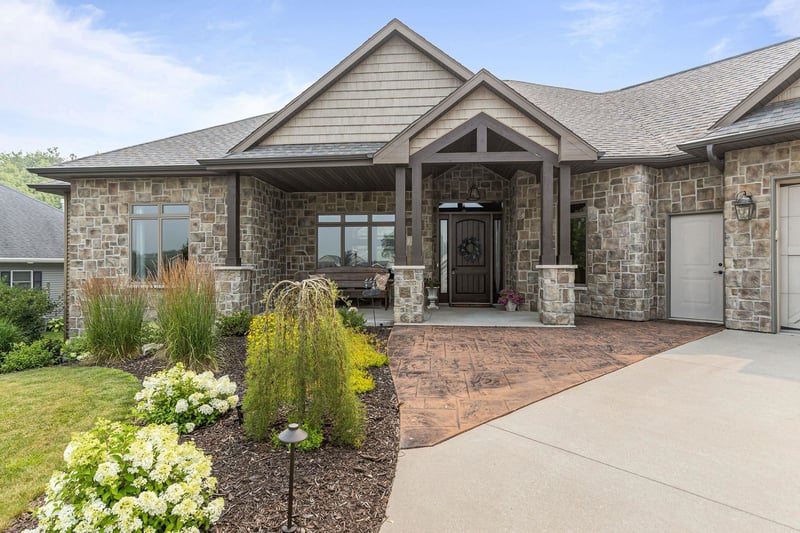1835 Presidential Dr, Neenah, WI 54956