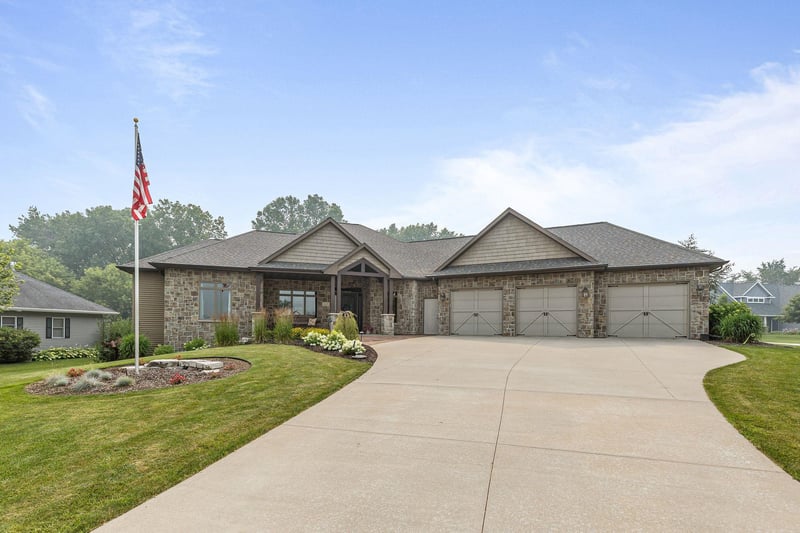 1835 Presidential Dr, Neenah, WI 54956