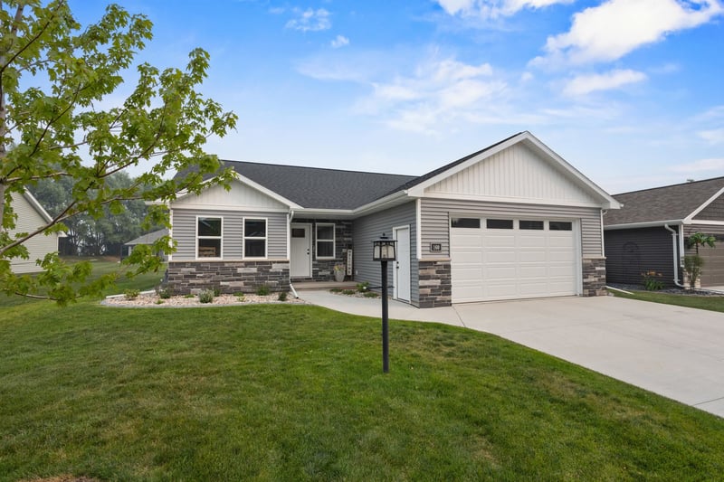 160 Golf Course Dr, Wrightstown, WI 54180