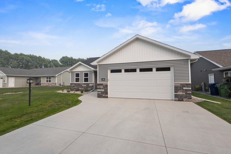 160 Golf Course Dr, Wrightstown, WI 54180