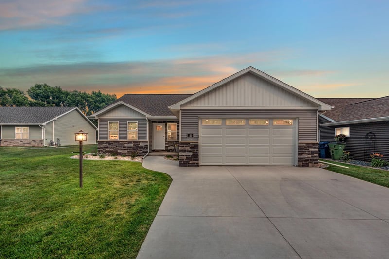 160 Golf Course Dr, Wrightstown, WI 54180