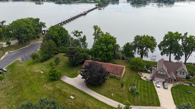 853 Neff Ct, Neenah, WI 54956