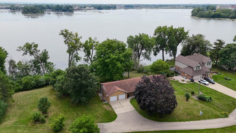853 Neff Ct, Neenah, WI 54956
