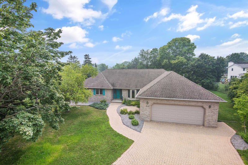 713 Canberry Ct, De Pere, WI 54115-3698