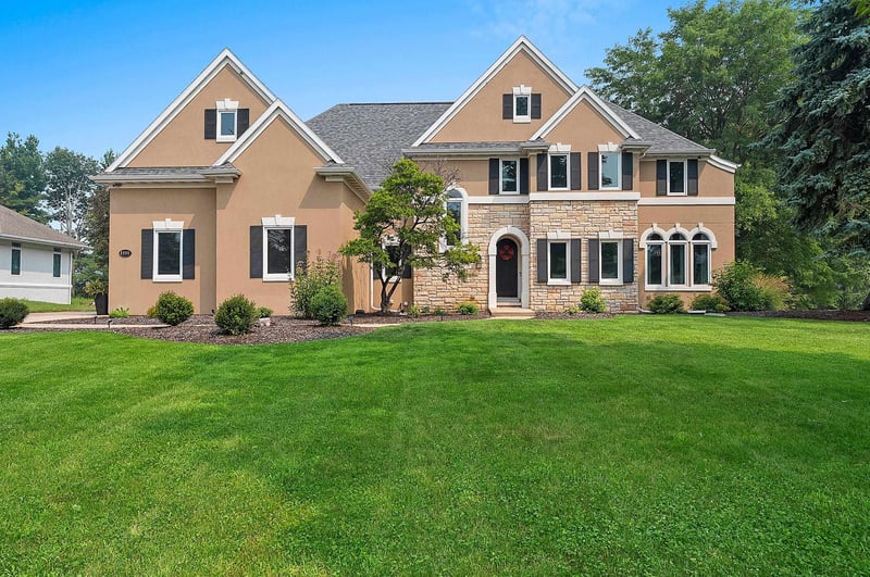 1111 Huntington Way, Suamico, WI 54173-3
