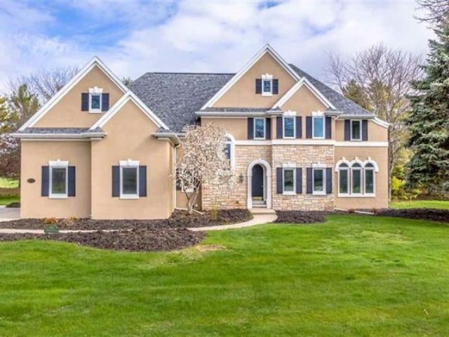 1111 Huntington Way, Suamico, WI 54173-3
