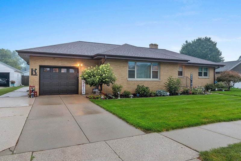 1237 Bond St, Green Bay, WI 54303
