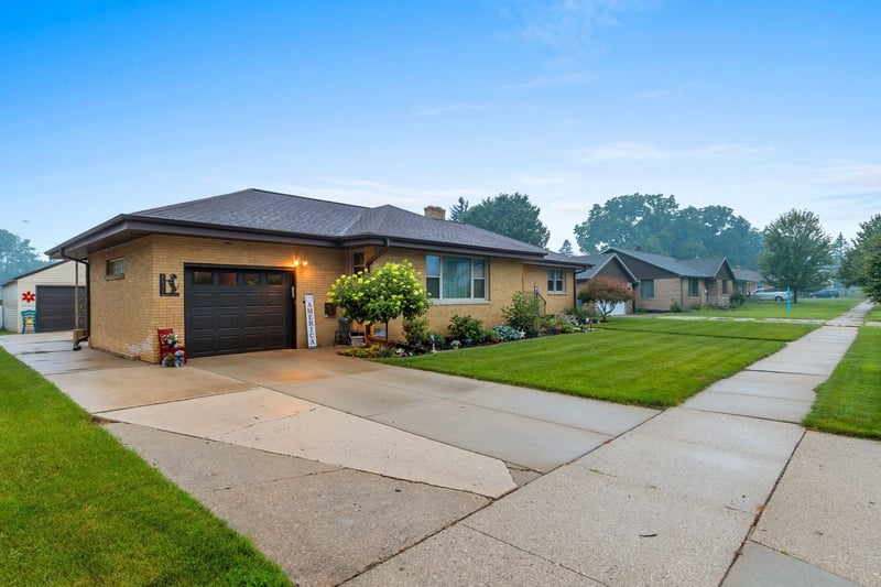 1237 Bond St, Green Bay, WI 54303