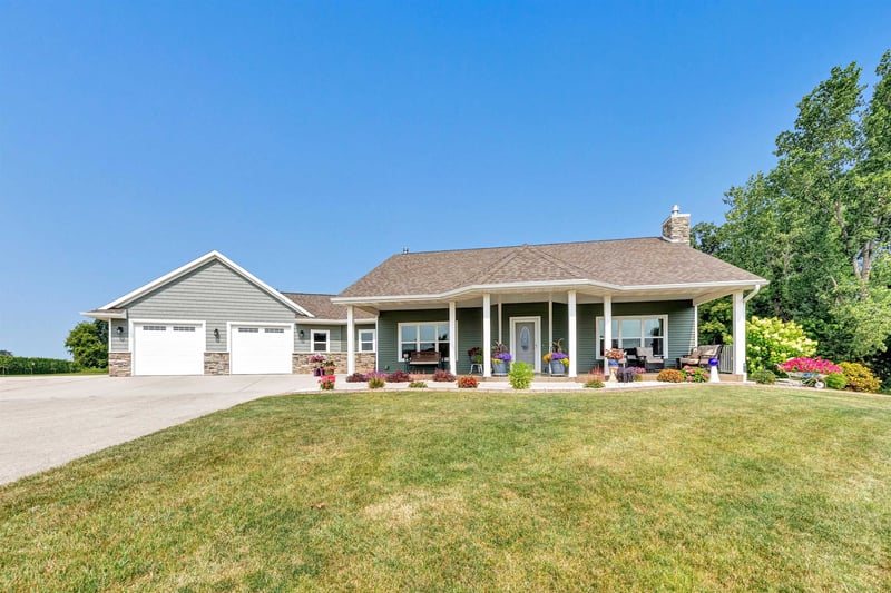 N7273 Moore Rd, Seymour, WI 54165