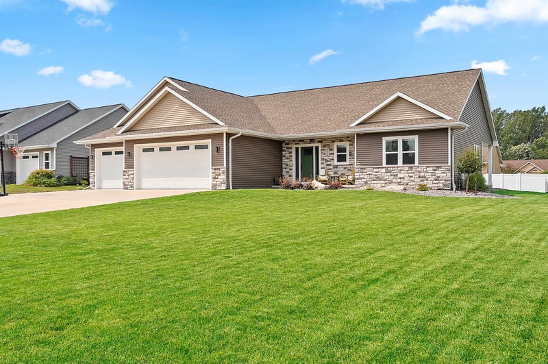 2066 Fescue Way, Suamico, WI 54313