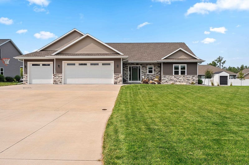 2066 Fescue Way, Suamico, WI 54313