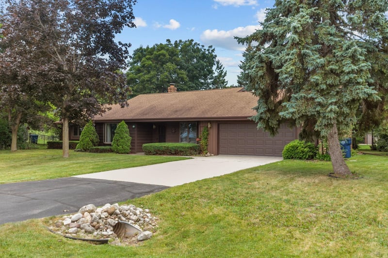 301 Oak Manor Dr, Oshkosh, WI 54904