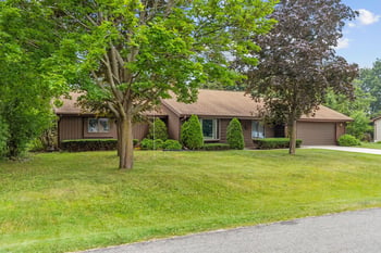 301 Oak Manor Dr, Oshkosh, WI 54904