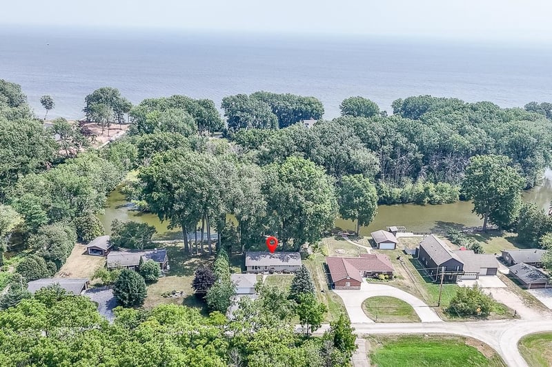 6752 Lee Harbor Ln, Oshkosh, WI 54902-9106