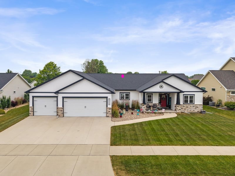 W5638 Hoelzel Way, Appleton, WI 54915