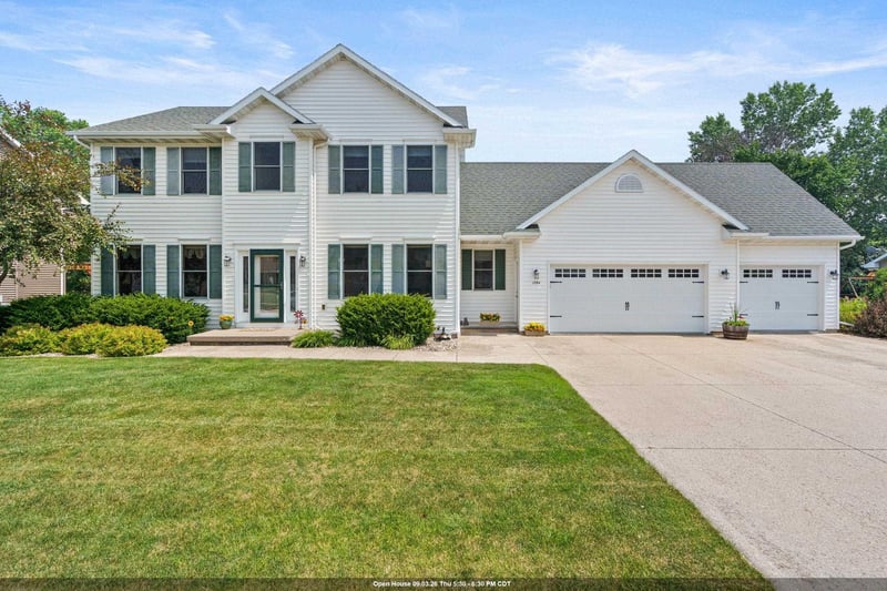 1594 Lone Oak Dr, Neenah, WI 54956