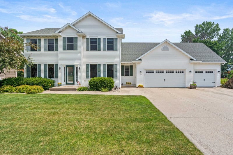 1594 Lone Oak Dr, Neenah, WI 54956