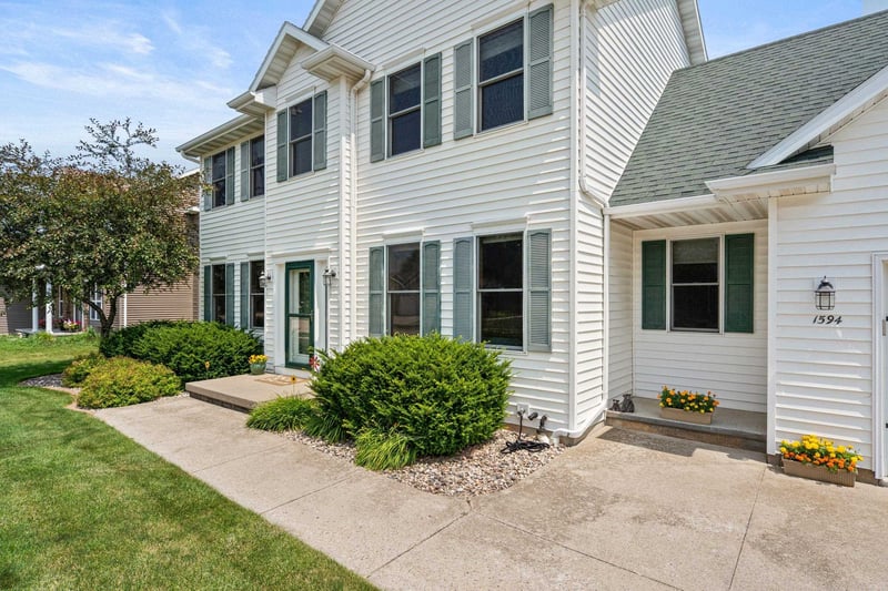 1594 Lone Oak Dr, Neenah, WI 54956