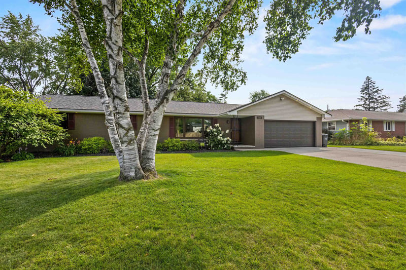 524 Briar Ln, Green Bay, WI 54301