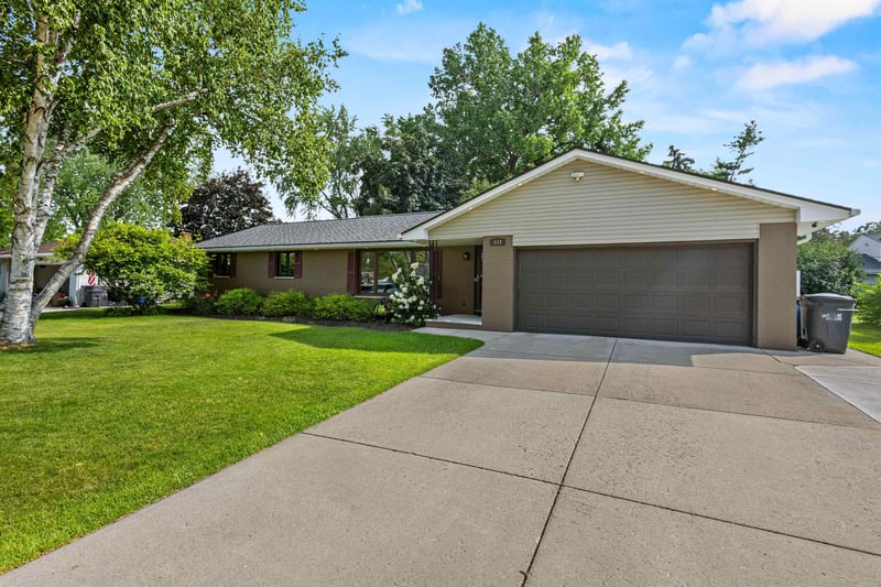 524 Briar Ln, Green Bay, WI 54301