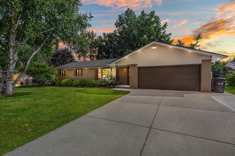 524 Briar Ln, Green Bay, WI 54301