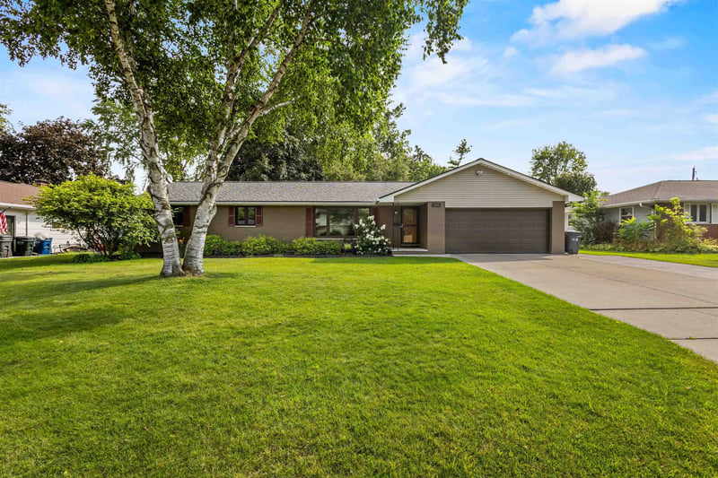 524 Briar Ln, Green Bay, WI 54301