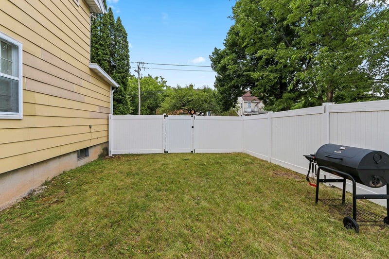 1011 Stuart St, Green Bay, WI 54301