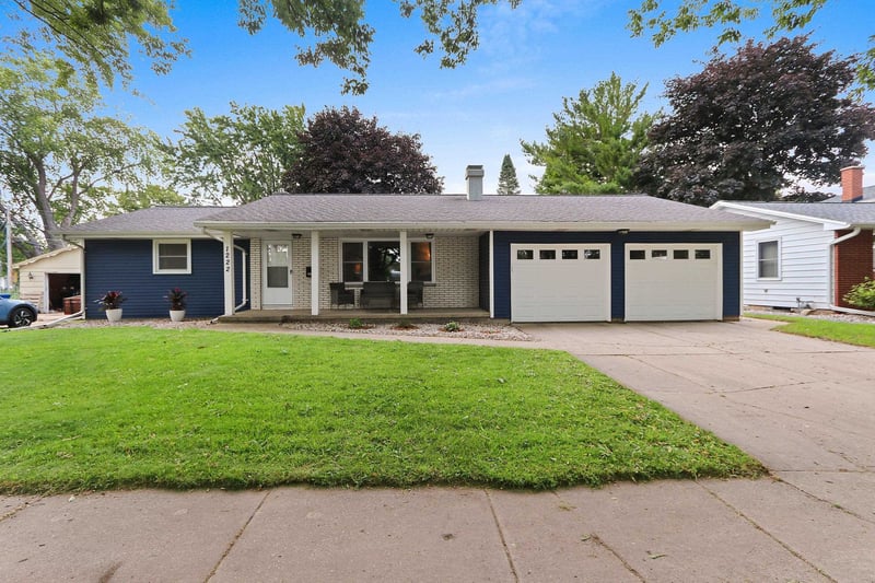 1222 Royal Blvd, Green Bay, WI 54303-4239