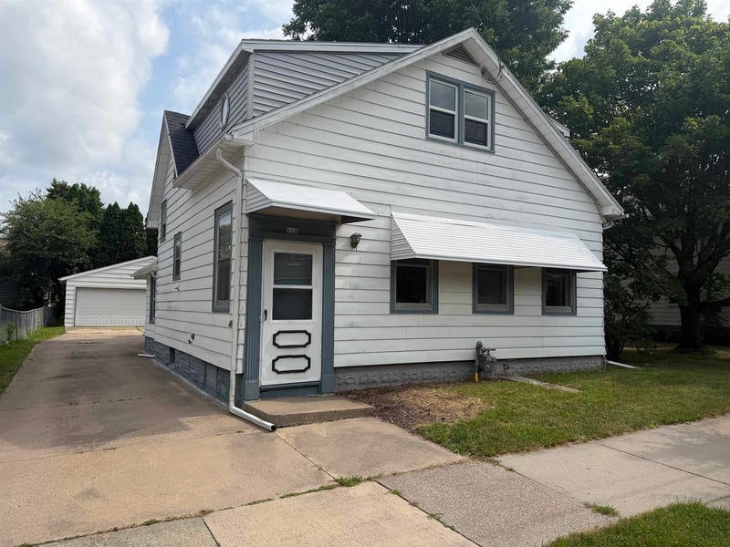 928 Harney Ave, Oshkosh, WI 54901-5433