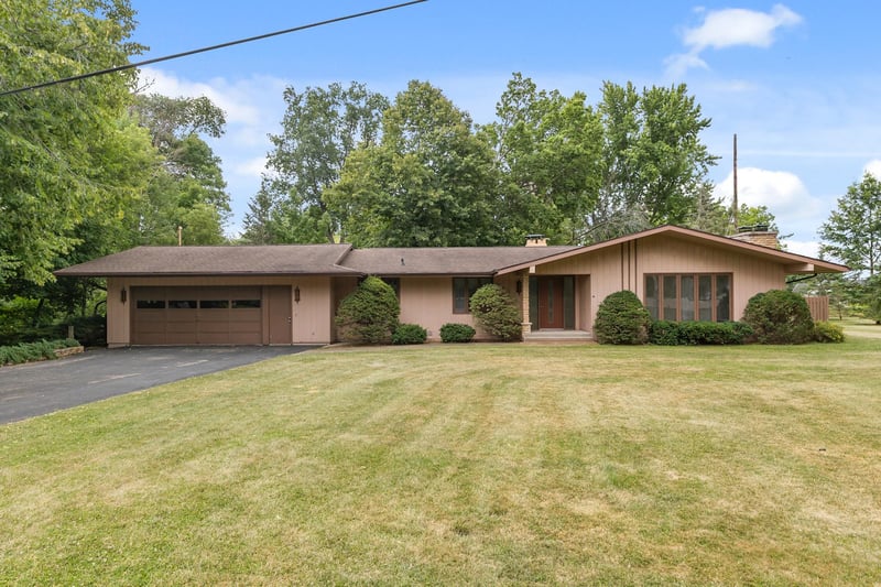 W6425 Lakeview Ct, Menasha, WI 54952-9707