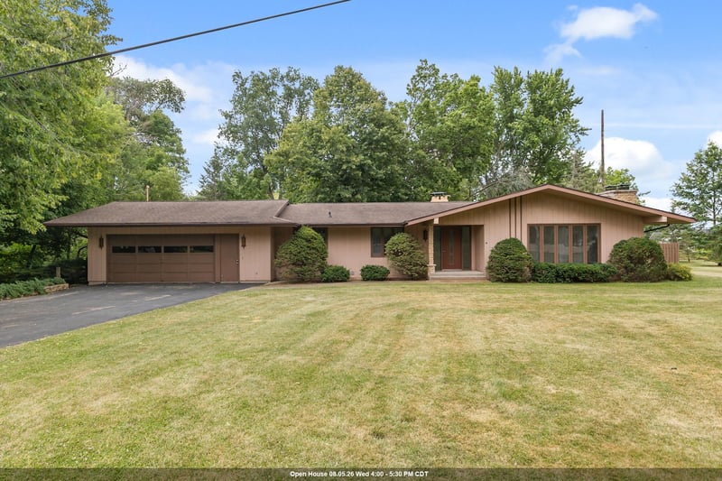 W6425 Lakeview Ct, Menasha, WI 54952-9707