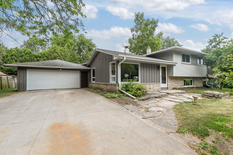 1655 Park Ave, Neenah, WI 54956