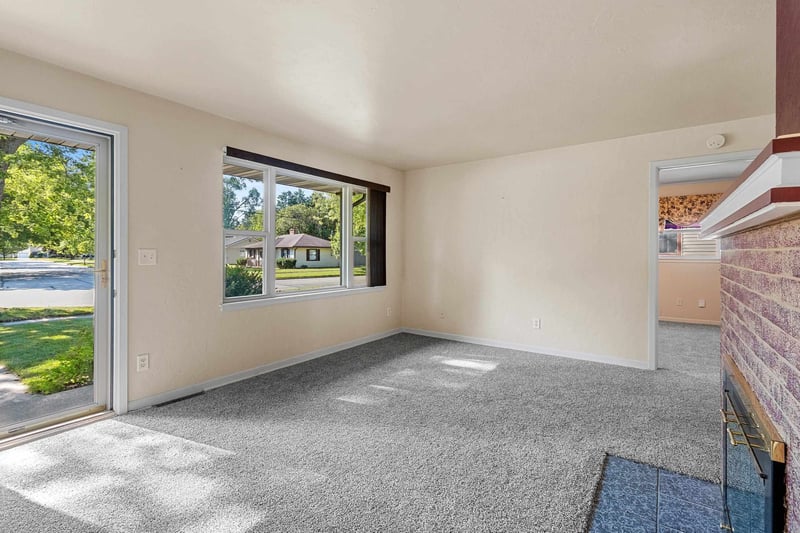 542 Clover Ln, Green Bay, WI 54301