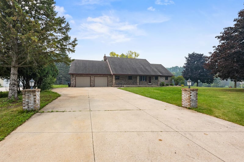 W2855 Schmalz Cir, Appleton, WI 54915