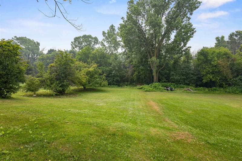 W2855 Schmalz Cir, Appleton, WI 54915