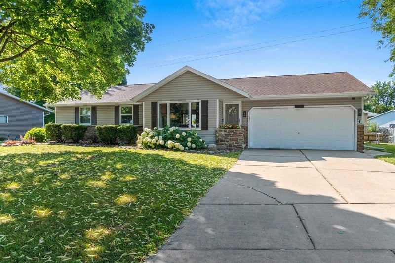 3008 Gilbert Dr, Green Bay, WI 54311