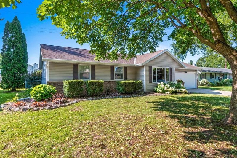 3008 Gilbert Dr, Green Bay, WI 54311