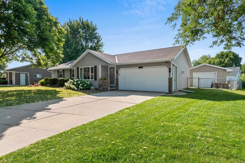 3008 Gilbert Dr, Green Bay, WI 54311