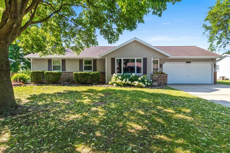 3008 Gilbert Dr, Green Bay, WI 54311