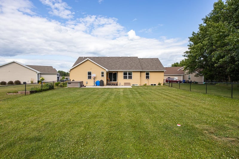 1158 Black Oak Ct, Hortonville, WI 54944