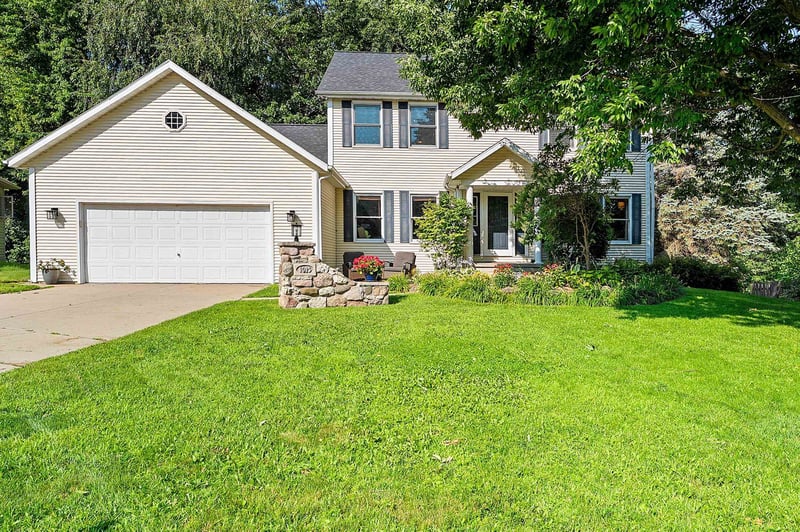 1015 Mt Blanc Ct, Green Bay, WI 54311-5893