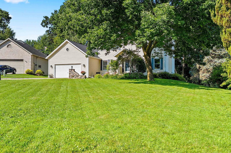 1015 Mt Blanc Ct, Green Bay, WI 54311-5893