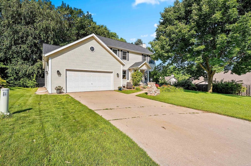 1015 Mt Blanc Ct, Green Bay, WI 54311-5893