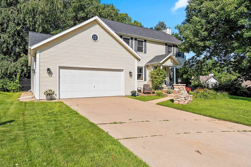 1015 Mt Blanc Ct, Green Bay, WI 54311-5893