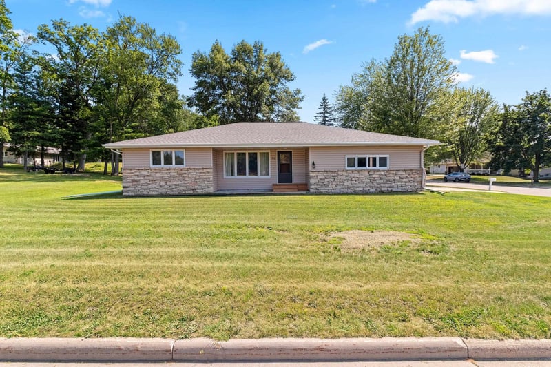 802 Ridlington Ave, Shawano, WI 54166