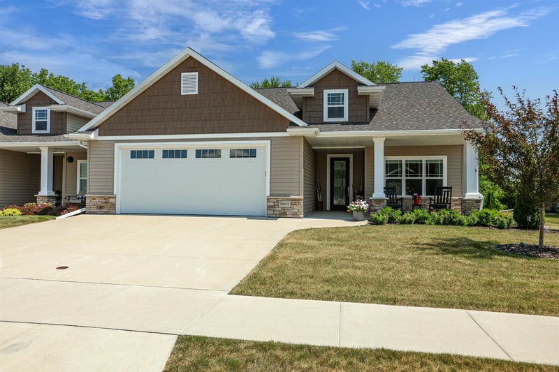 N9072 Southtowne Dr, Menasha, WI 54952