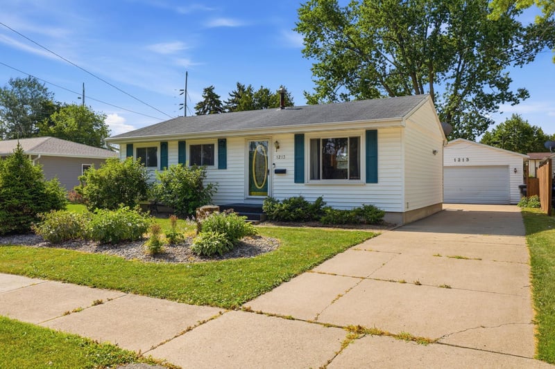 1213 W 11th Ave, Oshkosh, WI 54902